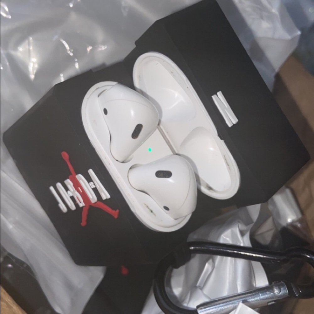 AirPod cases - Picture 2 of 3